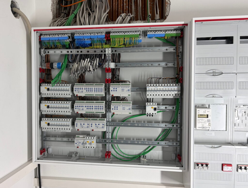 Geöffneter Schaltschrank mit Elektroverteilung und Sicherungstechnik