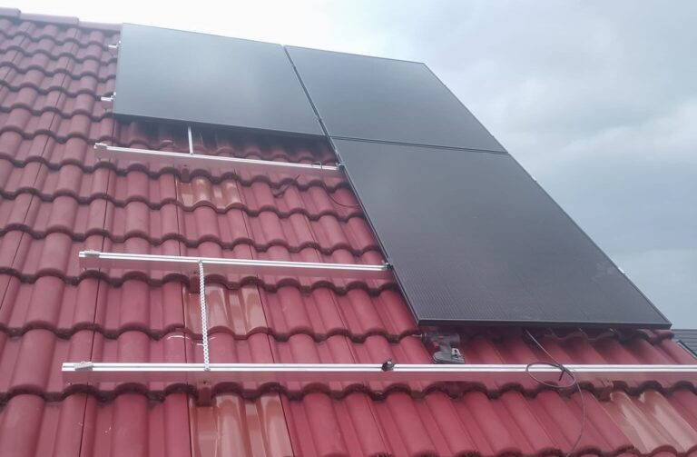 Montage von Photovoltaikmodulen auf einem Ziegeldach