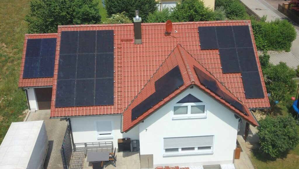 Photovoltaikanlage auf mehreren Dachflächen eines Einfamilienhauses
