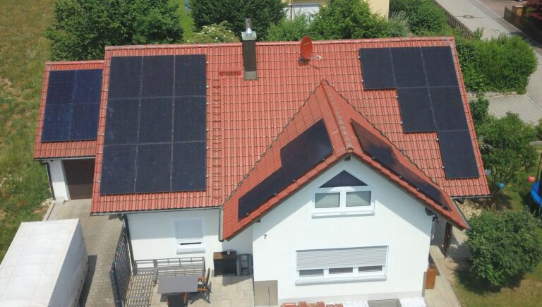 Photovoltaikanlage auf mehreren Dachflächen eines Einfamilienhauses