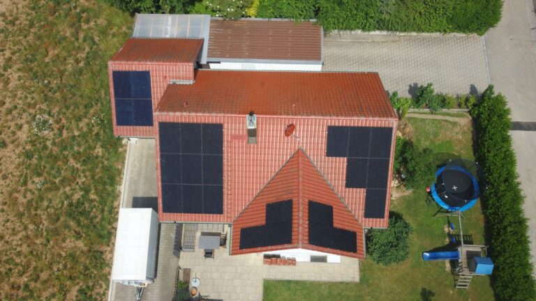 Photovoltaikanlage auf einem Einfamilienhaus aus der Vogelperspektive
