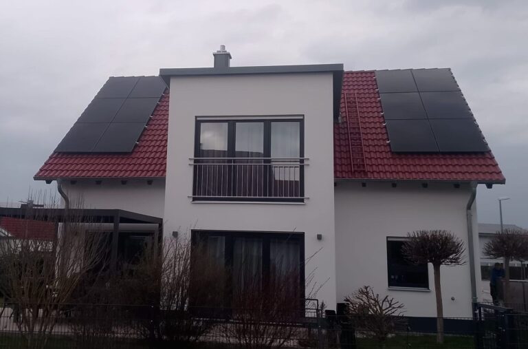 Photovoltaikanlage auf dem Dach eines Einfamilienhauses